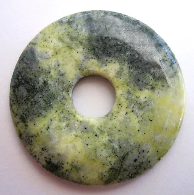 Serpentin Donut Ø 44 mm rund Anhänger Schmuckstein Mineralien Steinscheibe - Bild 1 von 4