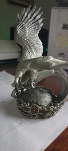DER DONNER AM HIMMEL, HARLEY DAVIDSON ZINNFAHRRAD UND SORTIERENDE ADLERSTATUE - Bild 1 von 8