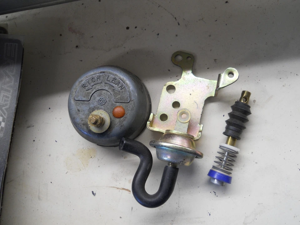 Hitachi Two Barrel Carburetor L18 MT Datsun Oem choke pull off, pump, T-stat.  - Image 1 of 1