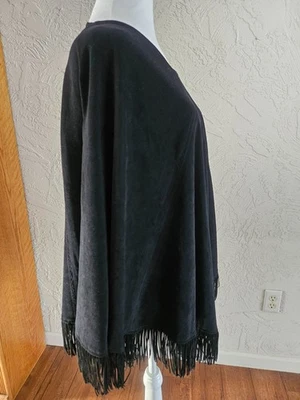 Poncho chaqueta con capa St John’s Bay terciopelo negro con flecos talla única para la mayoría Foto 1 de 4