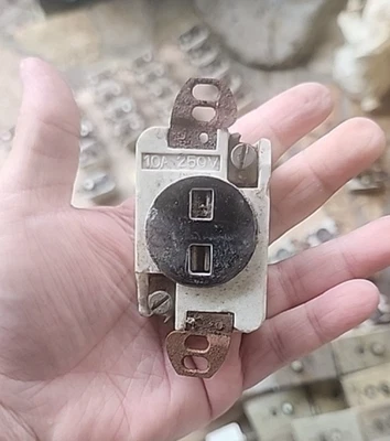 Antiguo Receptáculo Único Recuperado 10 Amp 250v Enchufe Eléctrico Ranura Redonda Foto 1 de 4