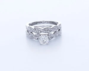 1,6 ctw AGI Lab-Created Diamond E/VVS1 Round 18K Twist-Band Side-Stone Ring Set - Bild 1 von 4