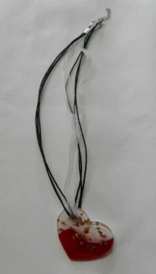 Nuevo colgante de corazón de vidrio rojo/blanco con detalles de color cobre en cadena de varias hebras Foto 1 de 4