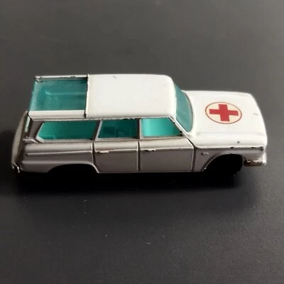 HUSKY. Made in Gr. Britain. Studebaker Wagonair. Ambulance. Diecast. 7 cm long. - Image 1 of 4