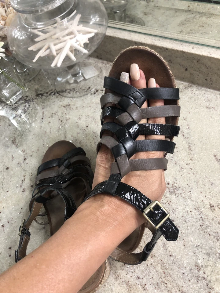 Sandalias Cobb Hill de cuero negras Gladiador correa en T cuña gris para mujer 8 W Foto 1 de 4