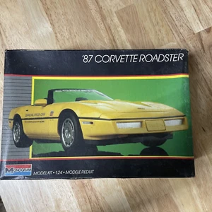Corvette Roadster 1987 monograma modelo de coche de ritmo sin construir 1:24 - Imagen 1 de 3