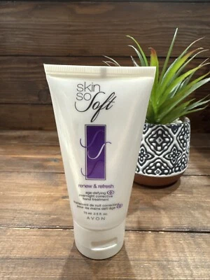 Renovar y refrescar•Tratamiento correctivo de manos nocturno antiedad 2,5 OZ Foto 1 de 2