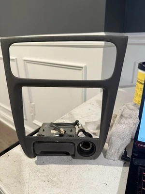 98-02 Toyota Corolla painel central moldura acabamento em torno de rádio tomada de energia OEM - Imagem 1 de 4