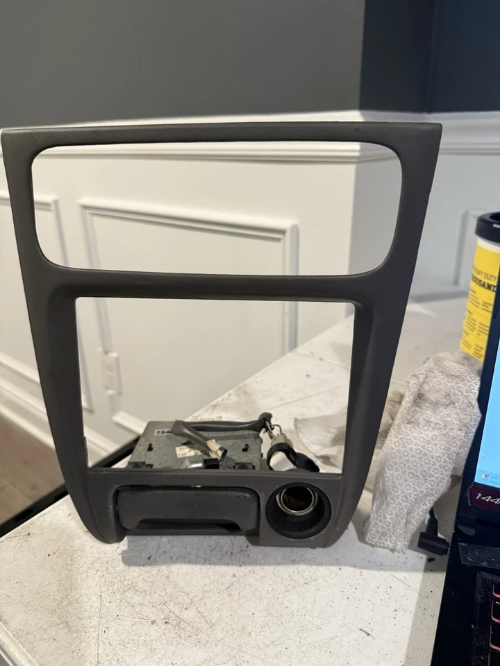 Toyota Corolla 98-02 tablero central bisel moldura alrededor radio toma de corriente OEM Foto 1 de 4