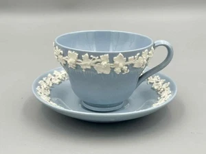 Wedgwood Queensware weiße Weinrebe auf blau - Vintage Teetasse und Untertasse. - Bild 1 von 2
