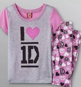 ONE DIRECTION Pigiama Bambina 7/8 NUOVO I Love 1D Rosa Cuori Camicia Pantaloni Pjs Set - Foto 1 di 5