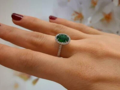 Anillo de compromiso con halo de diamantes esmeralda verde creado en laboratorio de 3 quilates acabado de oro blanco de 14 quilates Foto 1 de 4