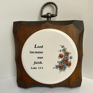 Vintage 70’er Holz Wandbild weiß Porzellan Blumen handbemalt Lukas 17:5 Vers - Bild 1 von 3
