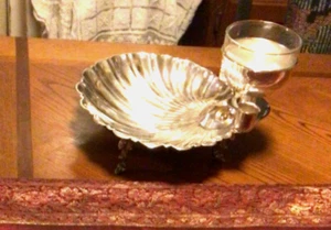 Vassoio con piedini in argento piatto con conchiglia e tazze raccogli denti - Foto 1 di 8