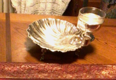 Vassoio con piedini in argento piatto con conchiglia e tazze raccogli denti - Immagine 1 di 4