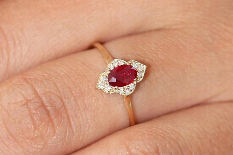 Anillo de compromiso con halo de rubí rojo simulado corte ovalado de 2,00 quilates enchapado en oro amarillo de 14 k Foto 1 de 3