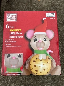 Home Accent Airblown 6,5' TOPO ANIMATO CHE MANGIA UN BISCOTTO Gonfiabile da Giardino Illuminato - Foto 1 di 3