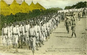 PRINTED POSTCARD DAKAR AFRIQUE OCCIDENTALE, CAMP DES TIRAILLEURS, SENEGAL AFRICA - Picture 1 of 2