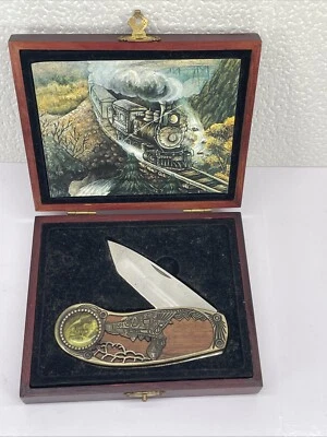 NAVAJA DE BOLSILLO DE TREN COLECCIONABLE EN ESTUCHE DE MADERA ROJO INOXIDABLE CON ESTUCHE Foto 1 de 4