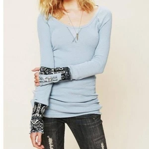 Free People We The Free Top Henley termico blu con polsini fantasia - Foto 1 di 7