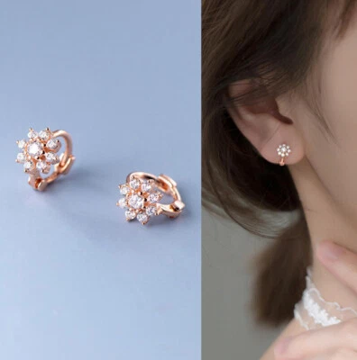 Pendientes de aro Huggie pequeños de plata esterlina 925 con flor de sol circonita cúbica tragus Foto 1 de 4