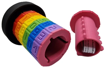 Escondite de geocaché Kryptex colorido / accesorio de señal de tráfico / señal de geocaching - Imagen 1 de 3