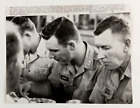 1962 Jackson Mississippi National Guard 115th Infantry Eating Wire Press Photo
