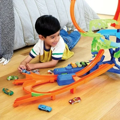 Hot Wheels Stunt Tracks Mid-Air Crash Playset with Die-Cast Toy Car & Motorized - Image 1 of 4