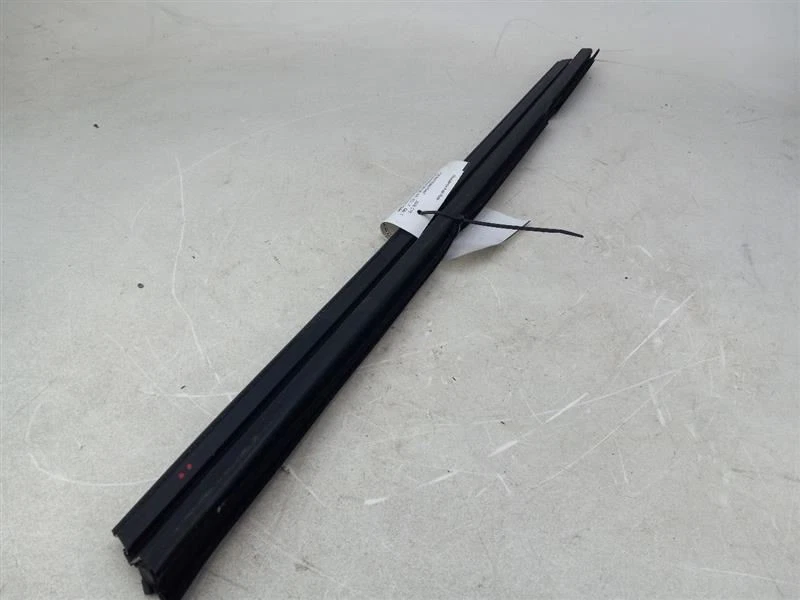 Cadillac CTS 2006 puerta trasera izquierda ventana exterior moldura Foto 1 de 4