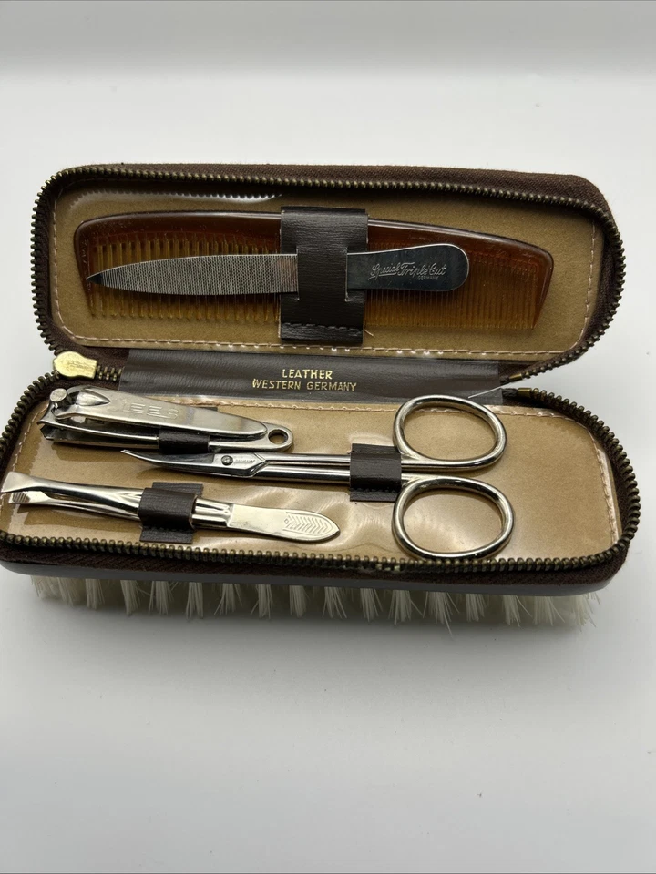Juego de aseo manicura de cuero vintage con cepillo. Cuero Alemania Occidental. Foto 1 de 4