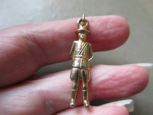 VINTAGE GOLD TONE LARGE CANADIAN MOUNTIE CANADA FOB LUCKY CHARM BRACELET PENDANT - Picture 1 of 2
