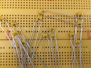 10pF 47pF 100pF 150pF 330pF 680pF 1nF±5% COG Ceramic Multiayer Leaded Capacitors - Picture 1 of 8
