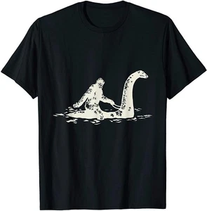 NUEVA Camiseta Divertida Bigfoot Sasquatch Riding The Loch Ness Monster - HECHA EN EE. UU. - Imagen 1 de 12