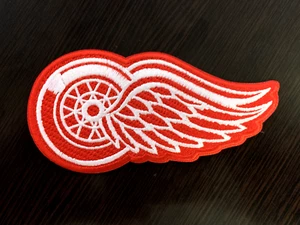 4" DETROIT ALAS ROJAS BORDADO HIERRO EN PARCHE 4 PULGADAS DIÁMETRO ENVÍO GRATUITO - Imagen 1 de 3