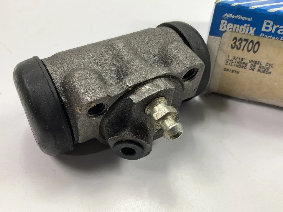 Cilindro de rueda de freno de tambor delantero Bendix 33700 para 1975-1976 AMC Gremlin, Hornet Foto 1 de 3