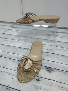 Sandalias sin cordones Stuart Weitzman para mujer 4M doradas planas joya piedra ojo de tigre - Imagen 1 de 8