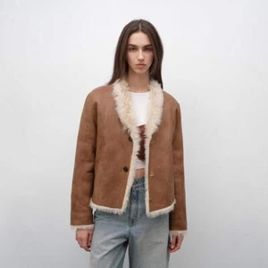 Chaqueta corta de piel para mujer invierno nueva de piel de cordero de motociclista cálida abrigo de dos botones - Imagen 1 de 21