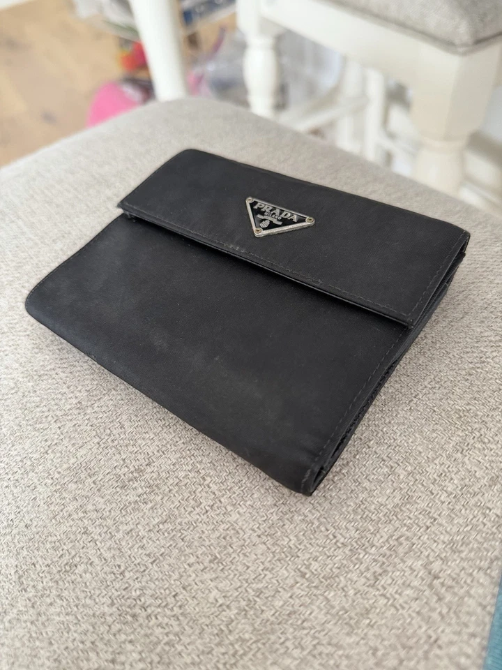 Cartera Prada Auténtica de Nylon Triple Plegable - Clásica Negra, Espaciosa y Atemporal Foto 1 de 4