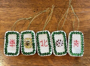 5er Set: Mahjong Fliese Filz Ornamente - Perlen Pailletten Stickerei, Original Design - Bild 1 von 2