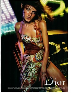 Anuncio impreso original de revista Dior 2001 sexy morena brillante escena nocturna - Imagen 1 de 1