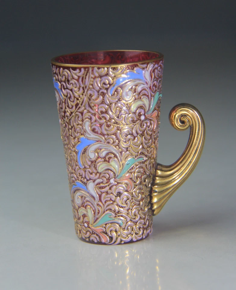 Антикварная мозерная стеклянная клюквенная эмалированная кружка с позолоченной ручкой - Изображение 1 из 4