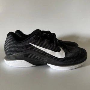 Nike Men’s 8.5 Vapor 12 Hard Court Tennis Shoes Black/White FV5552-001 - Picture 1 of 9