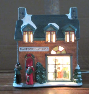 Edificio navideño iluminado Victorian Village 2000 Hampton's Hat Shop - Imagen 1 de 11
