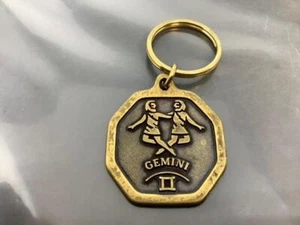 Vintage ZODIAC SIGN Keyring GEMINI ♊️ TWINS Keychain GÉMAUX Porte-Clé HOROSCOPE - Picture 1 of 3