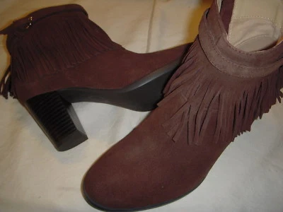 C. Wonder Willa 麂皮绒皮革流苏粗跟踝靴女式 6.5 M 棕色 ~ — 第 1/4 张图片