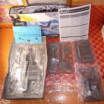 Model Plane kit, Top Gun Maverick F/A-18E Super Hornet, NIB, complete, 2020, Lev - Image 1 of 4
