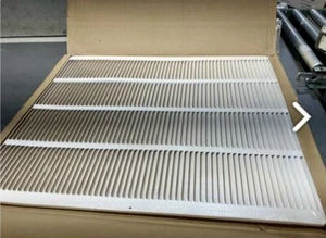 Rejilla de aire de retorno plana de acero estampado 24 x 30 pulgadas Pared lateral/techo - blanco - Imagen 1 de 9