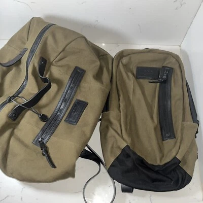 Juego de mochila y lona John Varvatos caqui Foto 1 de 4