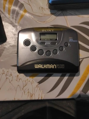 Walkman Sony  WM-FX251 FM/AM – Per pezzi di ricambio o riparazione – Non testato - Immagine 1 di 4