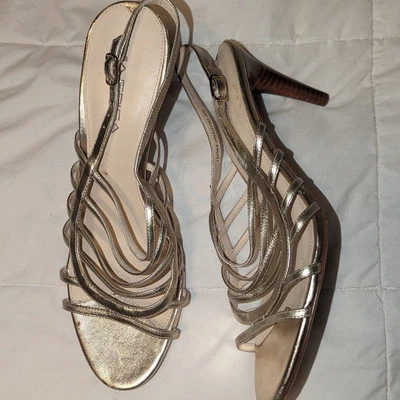 Salto retrô Via Spiga dourado com tiras tamanho 8.5 - Imagem 1 de 4